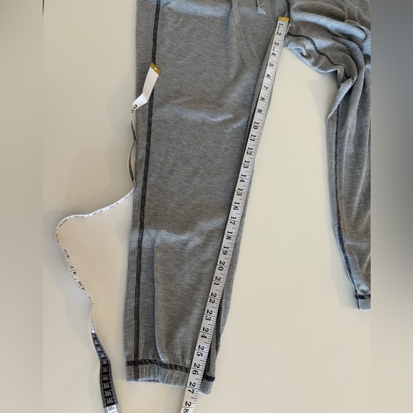 Fabletics Womens Go-To Waffle Knit Drawstring Gray Joggers Sweatpants Sz XL - Picture 9 of 9